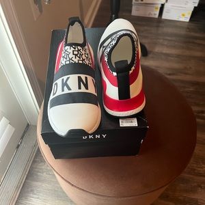 DKNY SLIP-ON SNEAKER